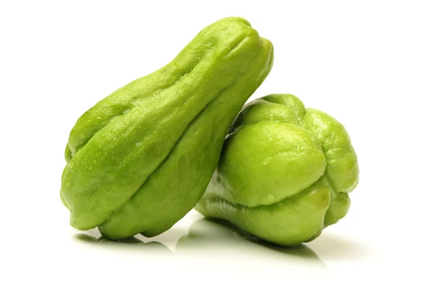 Chayote på vit bakgrund — Stockfoto