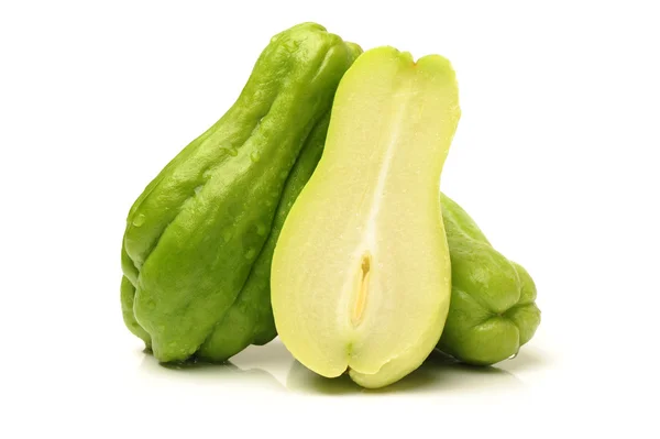 흰색 배경에 chayote — 스톡 사진