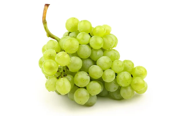 Куча свежего винограда на белом фоне — стоковое фото
