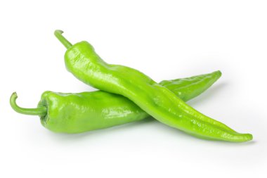 Beyaz arkaplanda biberler