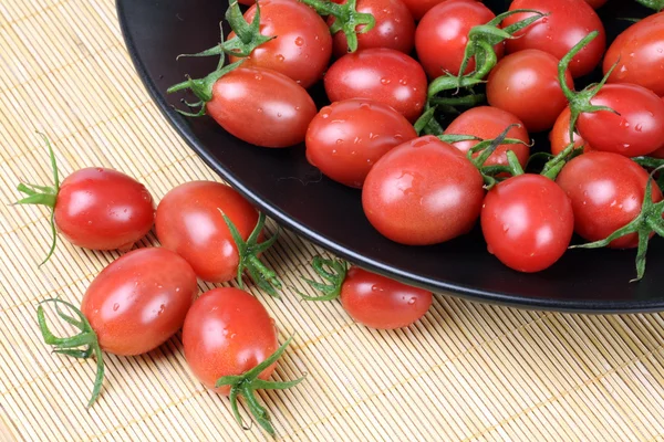 Kleine Kirschtomaten aus nächster Nähe — Stockfoto