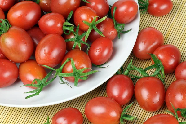 Kleine Kirschtomaten aus nächster Nähe — Stockfoto