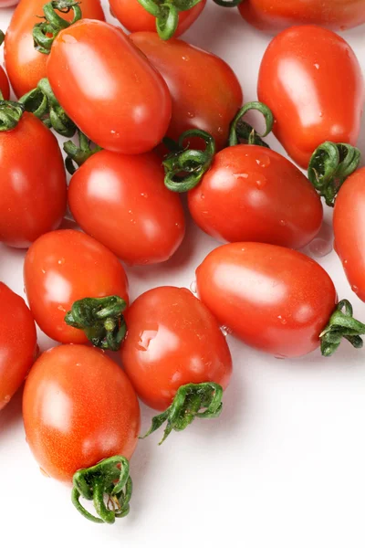 Kleine Kirschtomate auf weißem Hintergrund in Nahaufnahme — Stockfoto