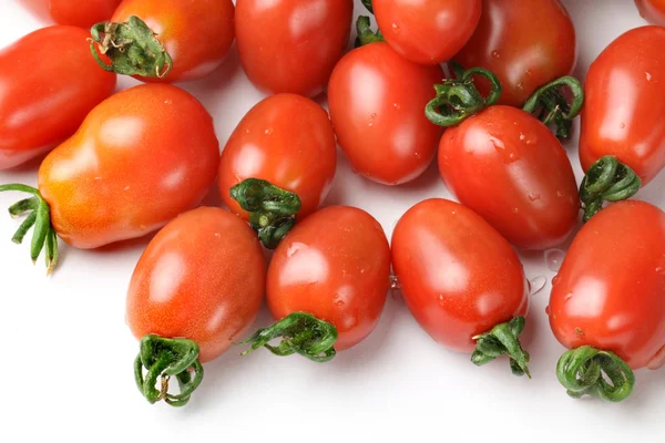 Tomate cereza pequeño sobre fondo blanco de cerca —  Fotos de Stock