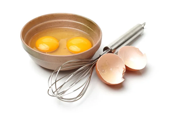 Batidor de alambre y huevos marrones — Foto de Stock