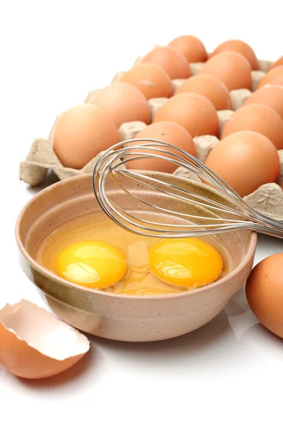 Drut trzepaczką i brązowe jaja — Zdjęcie stockowe