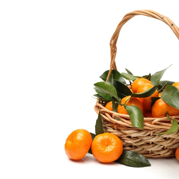Mandje van mandarijnen — Stockfoto