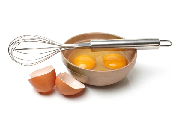 Batedor de fios, ovos, gemas de ovo — Fotografia de Stock