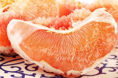Sulu pomelo parçaları