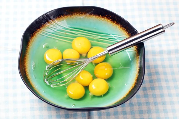 在绿色的碗里的鸡蛋 — 图库照片