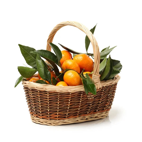 Mandje van mandarijnen — Stockfoto