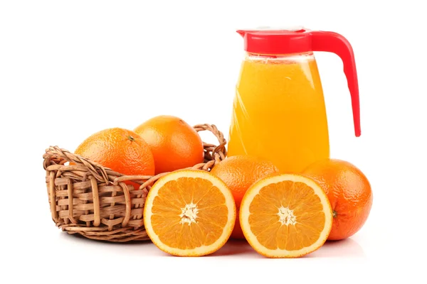 Полный кувшин апельсинового сока — стоковое фото