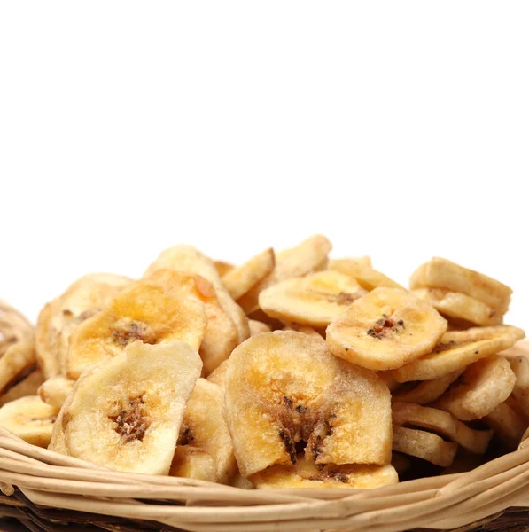 Корзина банановых чипсов — стоковое фото