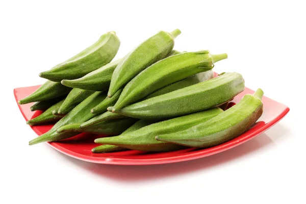 Verse okra in plaat — Stockfoto