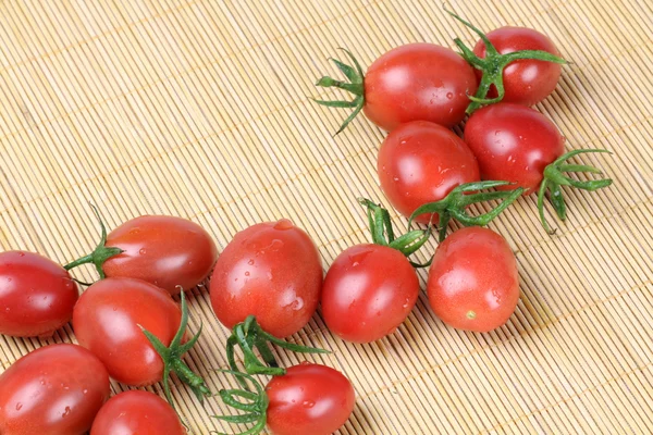 Kleine rote Tomaten — Stockfoto