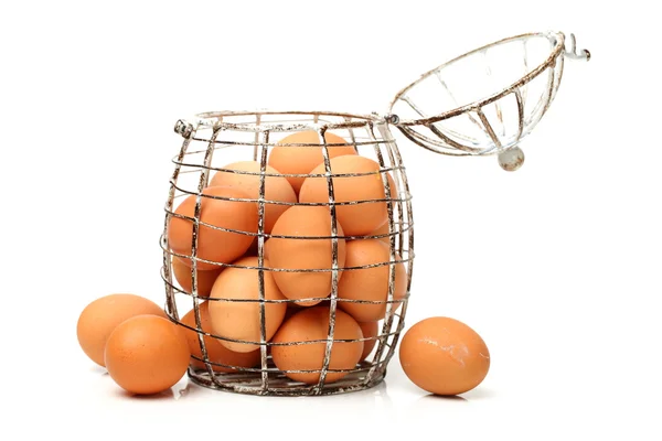 Huevos en una canasta de forma gallina vintage — Fotos de Stock