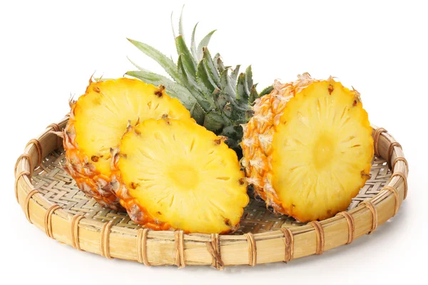 Ananas parçaları üzerinde çanak — Stok fotoğraf