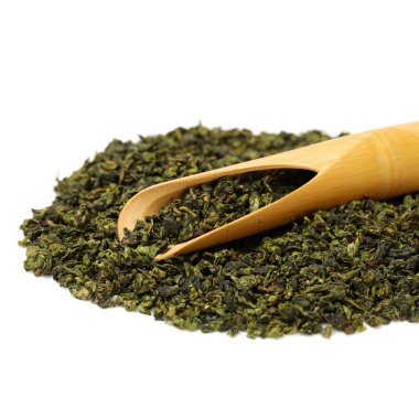 Kepçe üzerinde çay yaprakları