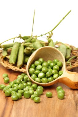 plaka üzerinde taze bezelye