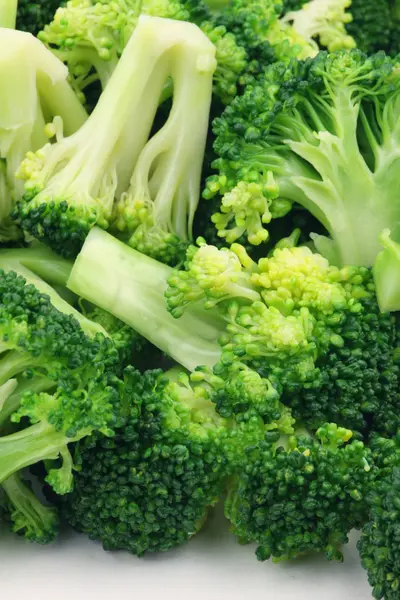 Broccoli heap på tallrik — Stockfoto