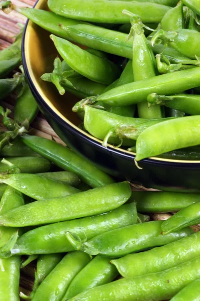 Full bowl of snow peas — Stock Photo, Image