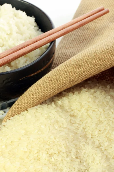 Reis in schwarzer Schüssel — Stockfoto