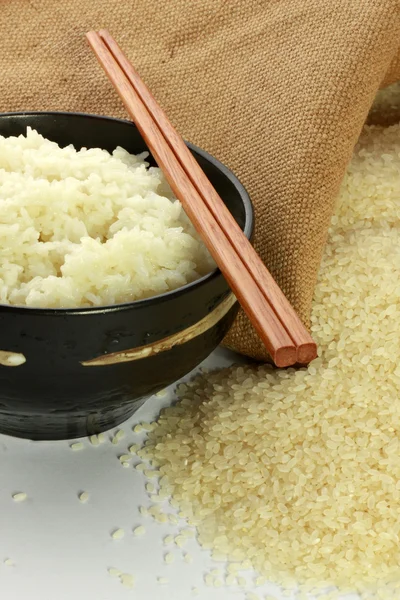 Arroz em tigela preta — Fotografia de Stock