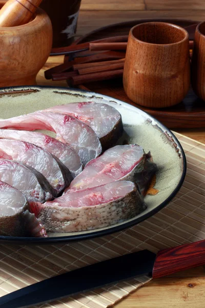 Fatias de peixe em prato — Fotografia de Stock
