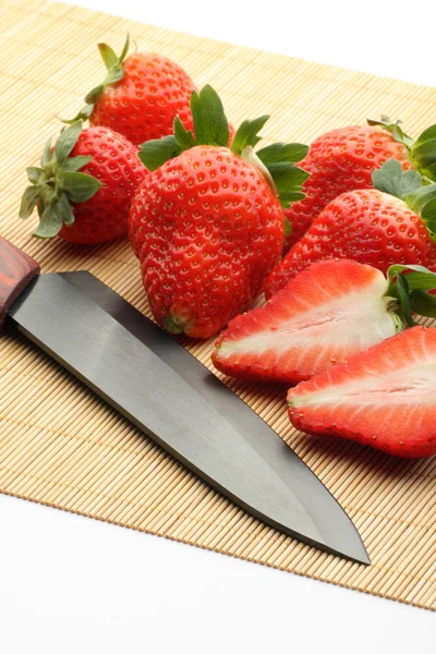 Fresas maduras con cuchillo — Foto de Stock