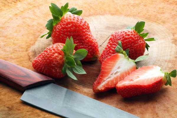 成熟的草莓用刀 — 图库照片