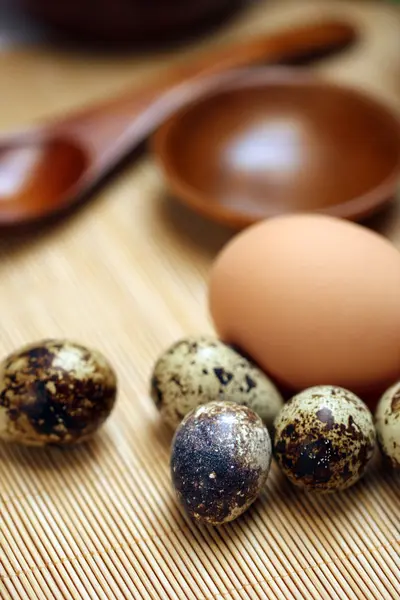 Eggs and quail eggs — Stock Photo, Image