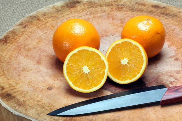 Orangeswith ナイフ — ストック写真