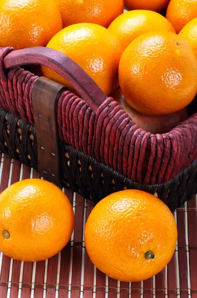 Pomarańcze w koszyku — Zdjęcie stockowe