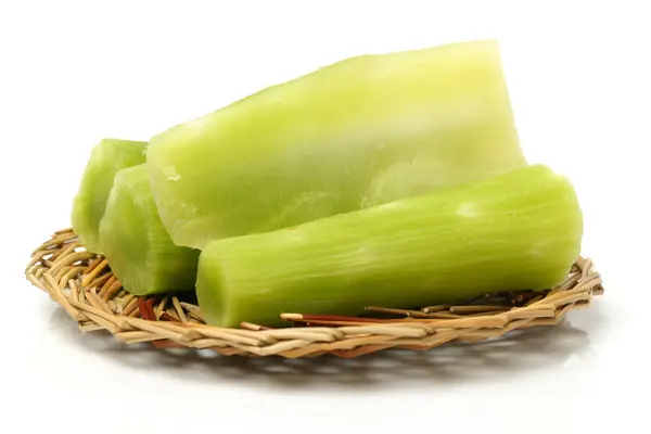 Teller mit grünem Spargelsalat — Stockfoto