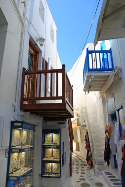 Mykonos Adası ile renkli ahşap balkonlar erken akşam rahat dar sokak