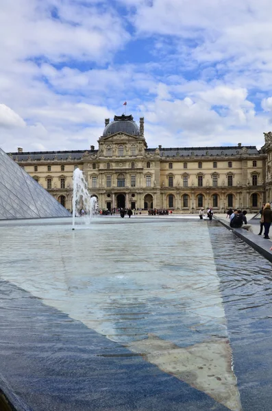 Louvren i Paris, Frankrike. — Stockfoto