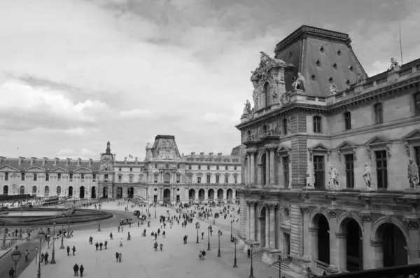Museo del Louvre en París, Francia. — Foto de Stock