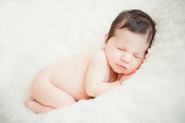 Neonato bambino ragazza dormire — Foto Stock