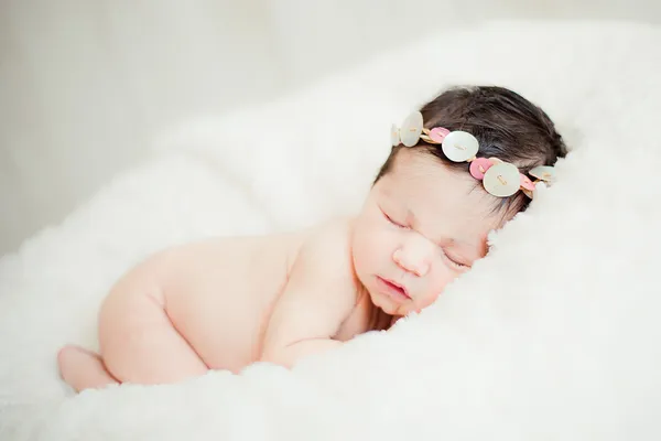 Bebé recién nacido soñando — Foto de Stock