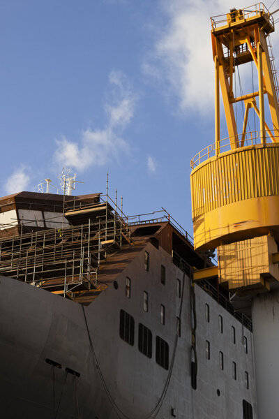 Судно и кран на верфи
