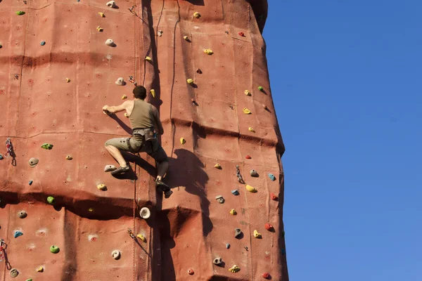 Escalador en una pared de roca . —  Fotos de Stock