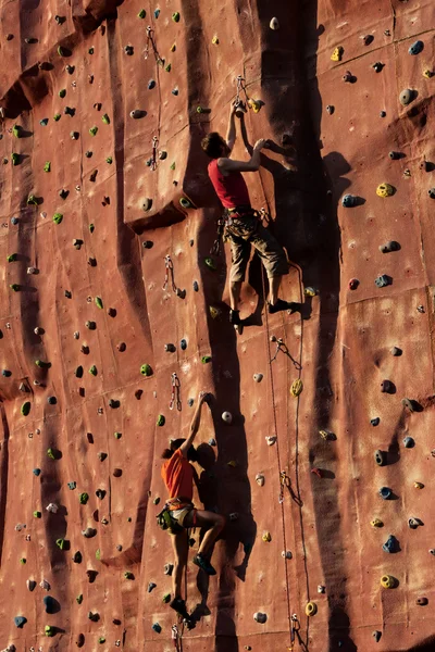 Kletterer an einer Felswand. — Stockfoto