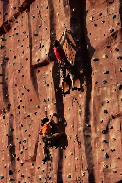 Escaladores escalando uma parede de rocha . — Fotografia de Stock