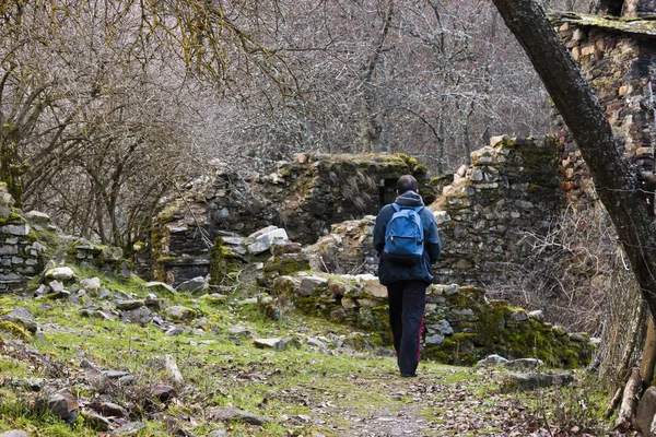 Wanderer in Ruinen von Poibueno. — Stockfoto