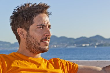 Genç darmadağınık cankurtaran.