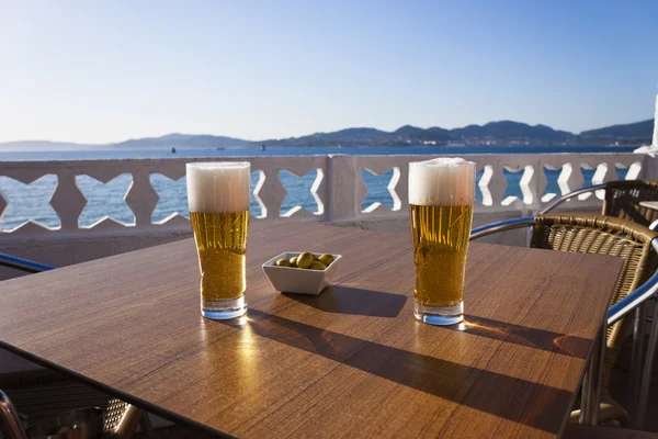 bira ve zeytin sonraki deniz.
