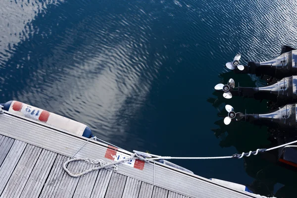 Moteurs de bateaux à moteur . — Photo