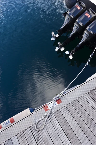 Motorboot in Seebrücke. — Stockfoto