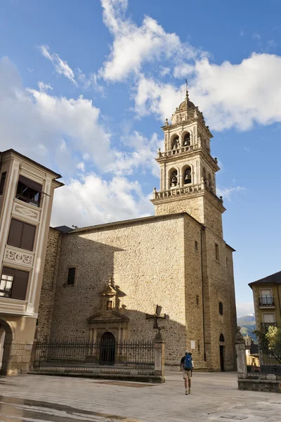 Pèlerin arrivant Eglise d'Encina à Ponferrada, Bierzo, Espagne . — Photo