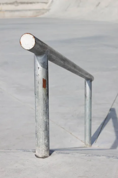 Nachylona Metalowa Szyna Szlifowania Trików Pustym Betonowym Skateparku — Zdjęcie stockowe